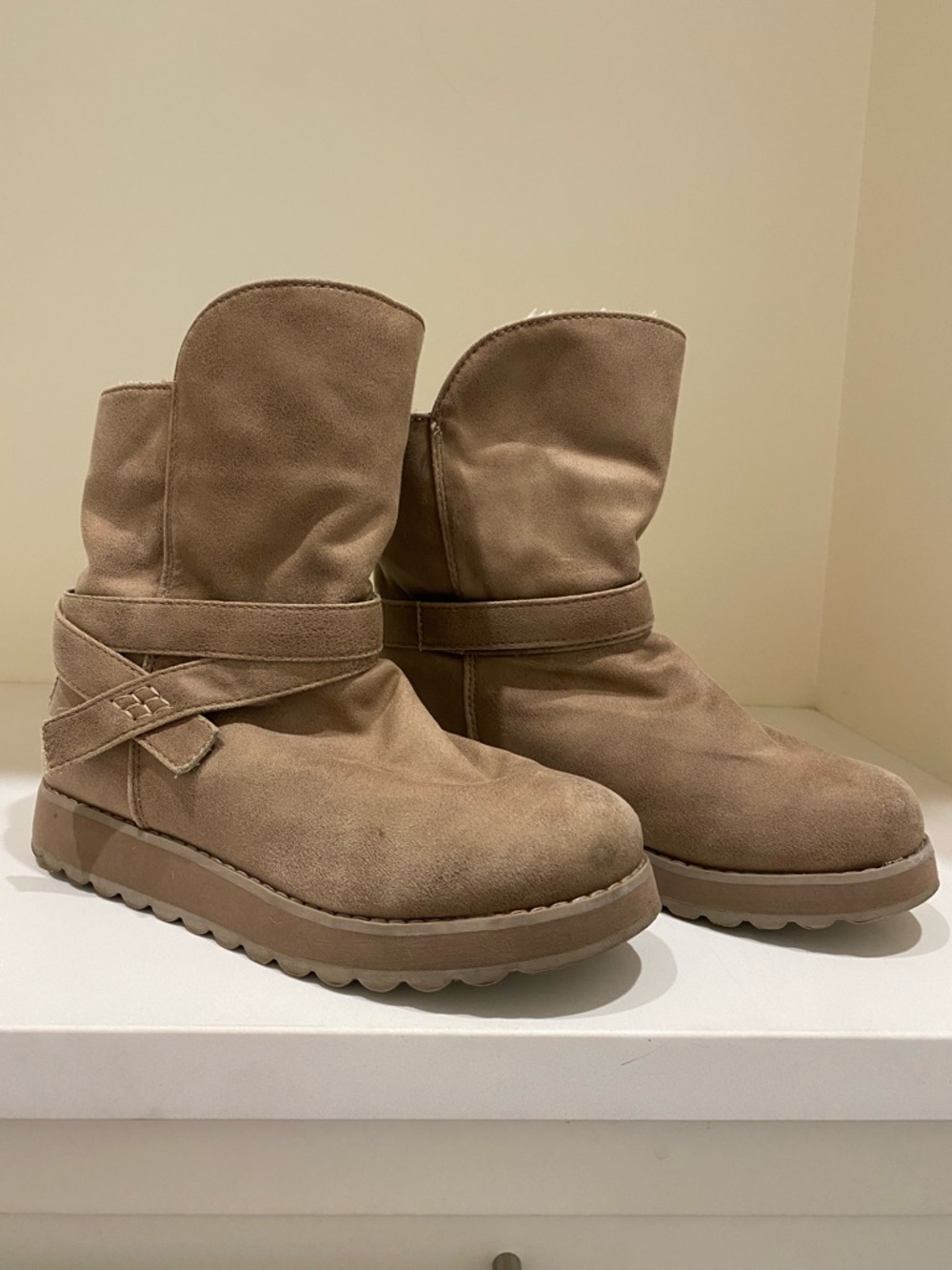 Skechers / Womens Taupe Suede Pull-On Ankle Boots / size 7